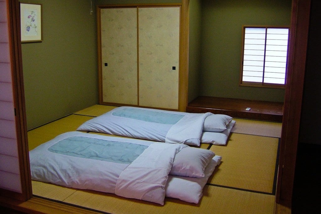 Niet zo comfortabele futon slaapmatjes in Kyoto 2909363281_cbe37df684_b